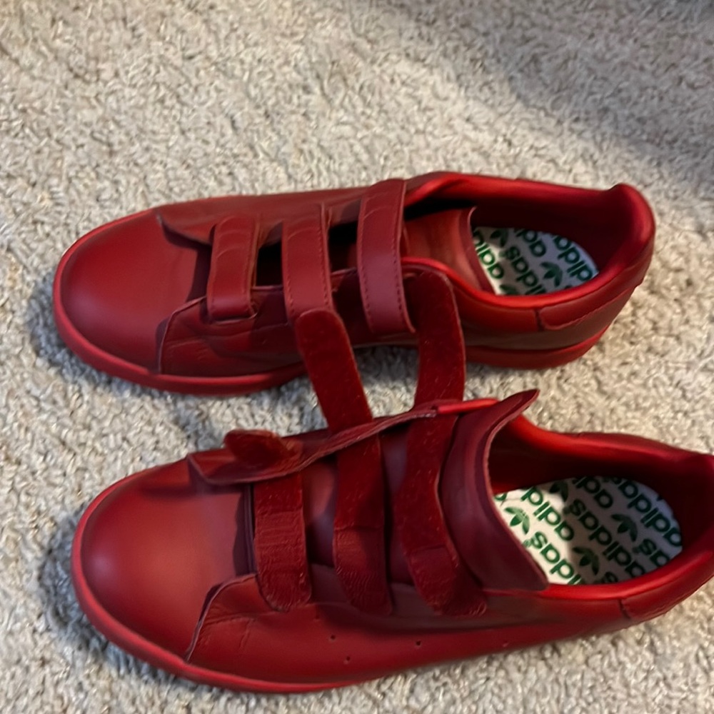 Excellent red old school adidas tennis shoes